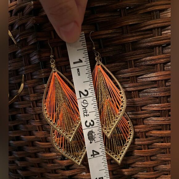 Large gold tone festival earrings feathers / big gold hoops with hammer details - Picture 6 of 6